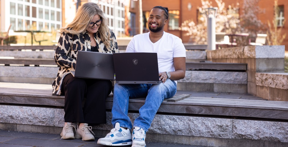 Glada studenter på campus