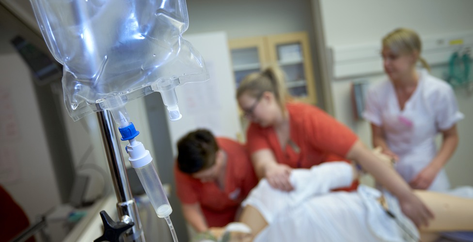 sjuksköterskestudenter övar omvårdnad.