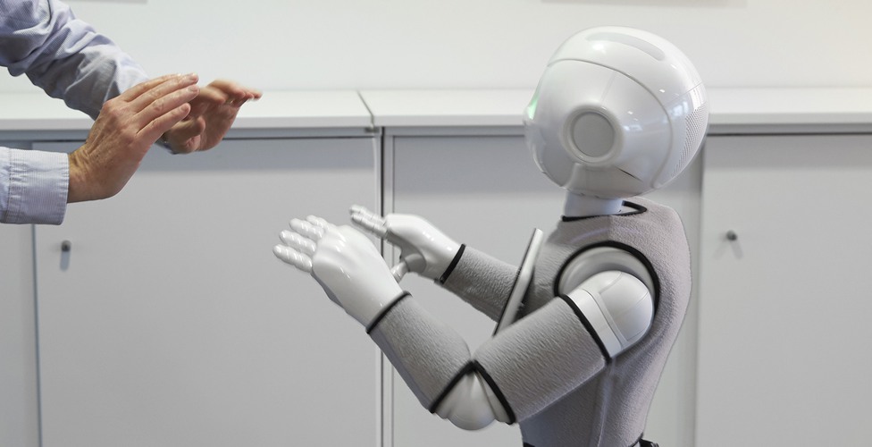 Person som kommunicerar med smart robot.