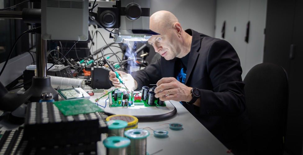 Stefan Ericson i Kraftelektroniklabbet