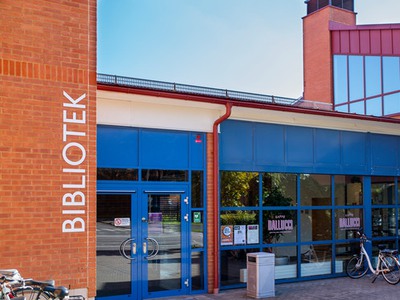 Bild på biblioteket utifrån en sommardag