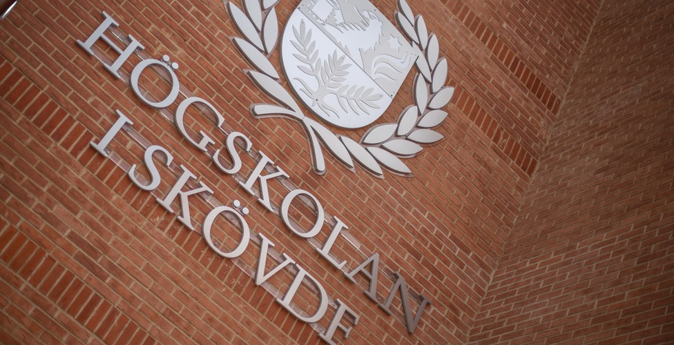Högskolan i Skövdes logotyp på vägg