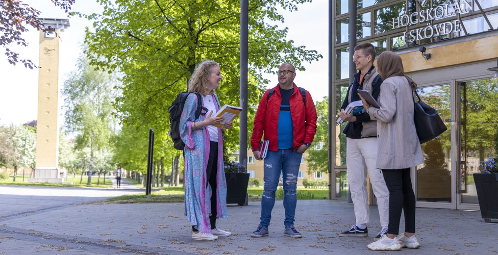 Grupp studenter pluggar tillsammans på campus
