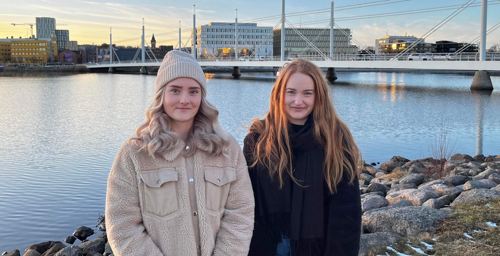 Matilda Flink och Dominika Gustafsson tilldelas Sveriges HR Förenings uppsatspris 2022 för sin uppsats ”De mjuka nyckeltalens påverkan på jämställdhet”.
