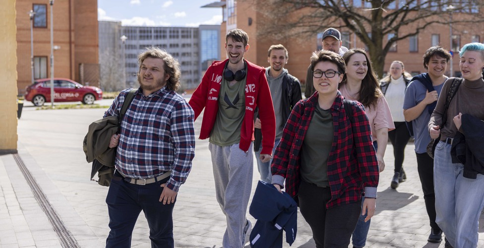 Studenter på campus i maj