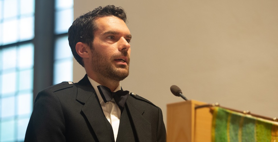 Oscar McGregor, från Högskolan i Skövdes nätverk för digital etik, förklarade varför Luciano Floridi promoverades till hedersdoktor vid Högskolan i Skövde