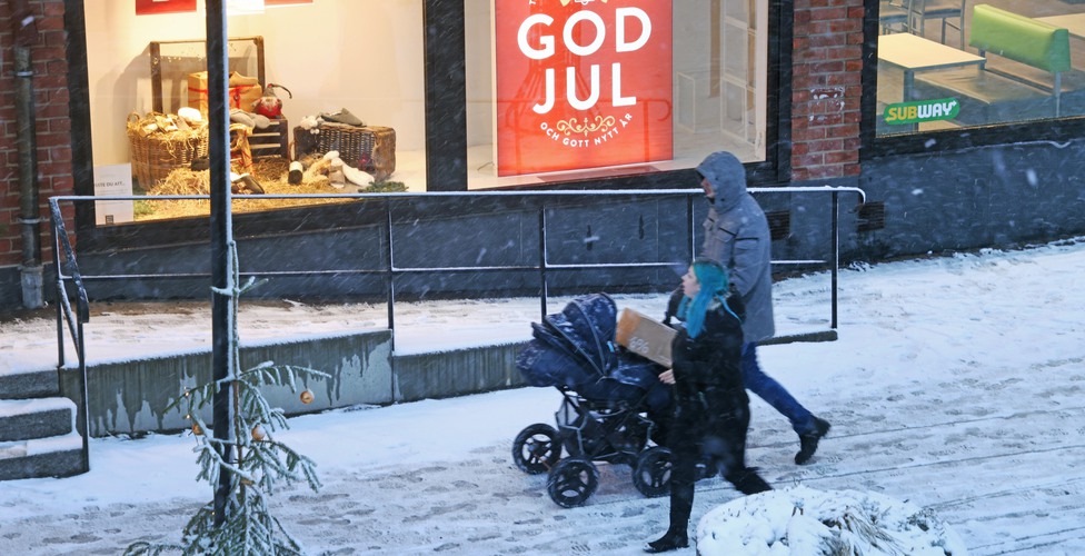 MOTALA, SWEDEN 21 DECEMBER 2023:Winter weather in Östergötland county during Thursday afternoon, here a picture from Christmas shopping on a street in central Motala.