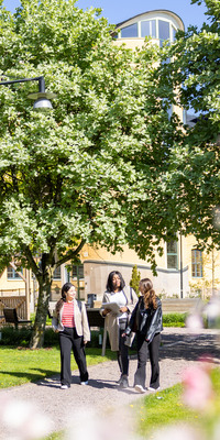 Glada studenter på campus i maj