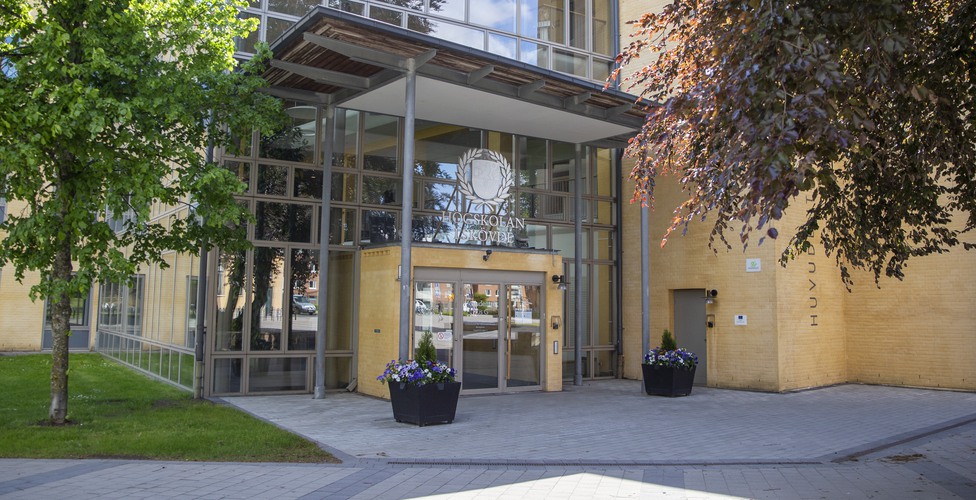 G-huset huvudentré en solig dag