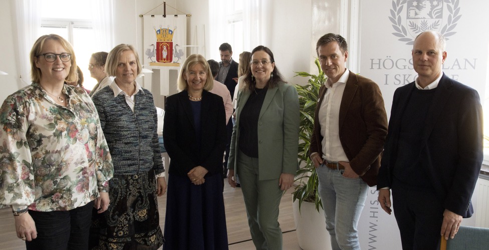 Norge och Finlands Sverigeambassdörer besöker Högskolan i Skövde. Högskolan bjuder på Lunch i kanslihuset.  Kommunalråden i Skövde och Mariestad samt Skaraborgs kommunalförbund, regionen, business Sweden och Volvo Group är med.  Fr.v –	Theres Sahlström ordförande i  förbundsdirektionen för Skaraborgs kommunalförbund,  Aud Kolberg, Norges ambassadör i Sverige,  Maimo Henriksson, Finlands ambassadör i Sverige, Muriel Beser Hugosson, rektor för Högskolan i Skövde, –	Gustaf Zettergren, Avdelningschef forskning, omställning, kompetensVästra götalandsregionen, –	Kristofer Svensson, förbundsdirektör, Skaraborgs kommunalförbund