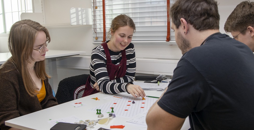 En grupp Dataspels-studenter på lektion då de spelar spel