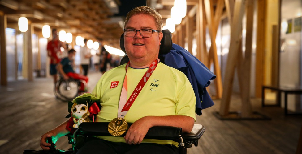 210830 Philip Jönsson of Sweden with his gold medal at Paralympic Village during day 6 of the Tokyo 2020 Paralympic Games on August 30, 2021 in Tokyo. Photo: Elias Håkansson / Swedish Paralympic Committee