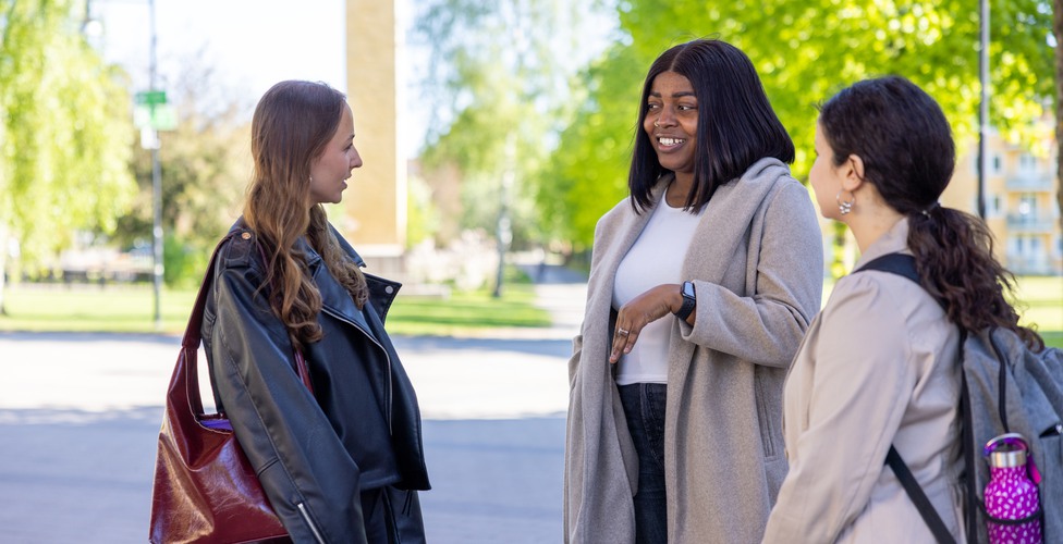 Glada studenter på campus i maj
