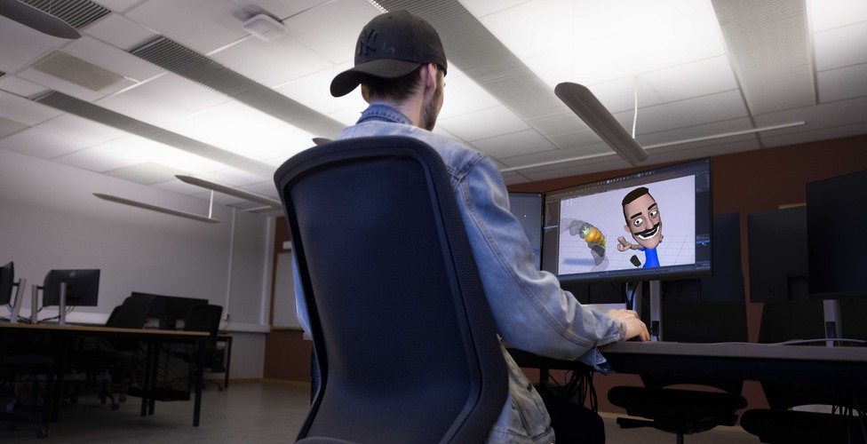 DSU-student arbetar i datasal