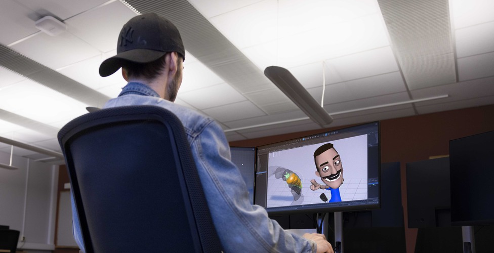 DSU-student arbetar i datasal