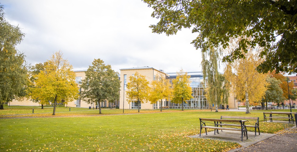 Kampanilen på campus en solig höstdag