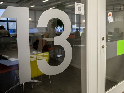 Bild på grupprum i biblioteket, med arbetande studenter