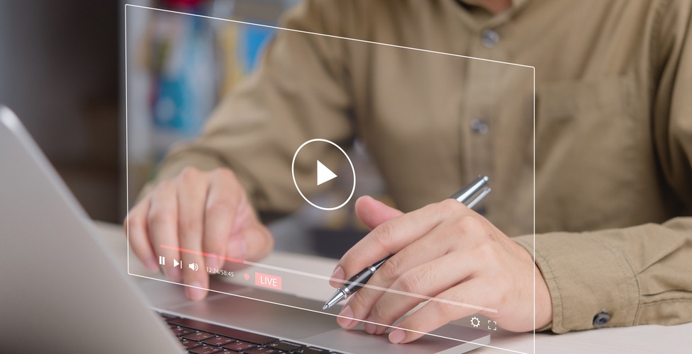 Person som tittar på video i sin laptop.
