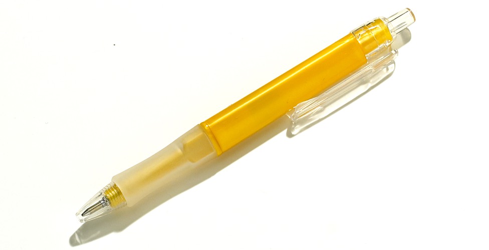 bläckpenna i gul färg