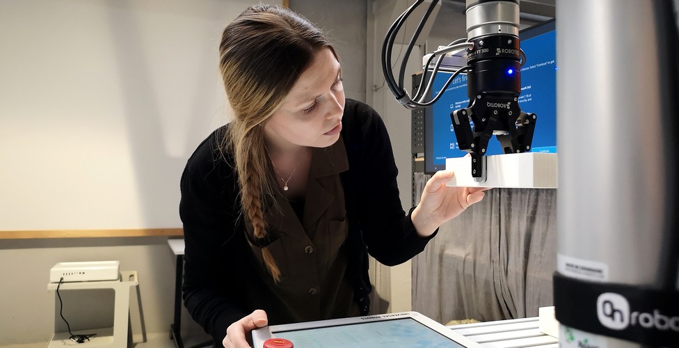 Människa samarbetar med robot.